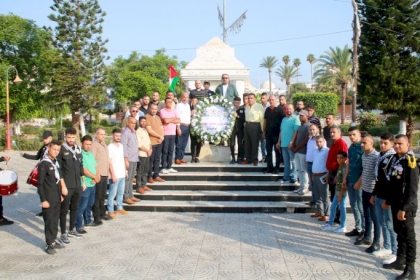 إصلاحي فتح يضع إكليلاً من الزهور باسم النائب محمد دحلان على النصب التذكاري للجندي المجهول غرب مدينة غزة