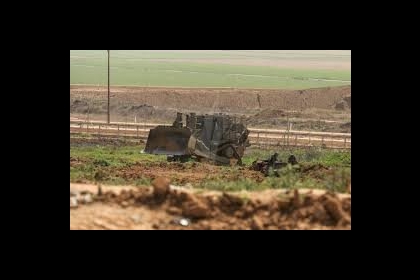 آليات الاحتلال تتوغل شرق القرارة وسط أعمال تجريف