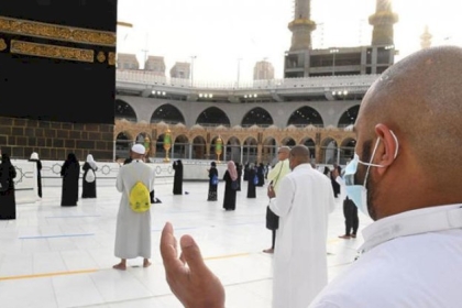 حجاج بيت الله الحرام يرمون الجمرات الثلاث في أول أيام التشريق