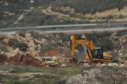 مستوطنون يجرفون أراضي المواطنين غرب رام الله