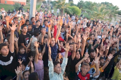 باص "بسمة العيد" يجوب محافظات قطاع غزة لتوزيع الهدايا بمناسبة عيد الأضحى المبارك