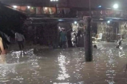 أمواج البحر تغرق استراحات على شاطئ غزة