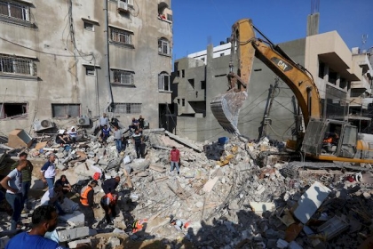 صور أرشيف للدفاع المدني يتنشل جثامين عائلة أبو العوف