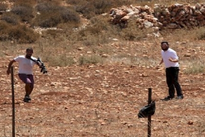 مستوطنون يهاجمون منازل وممتلكات المواطنين في نابلس