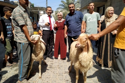 بالصور: عائلة  فلسطينية تذبح خاروفين احتفالا بتفوق ابنتها