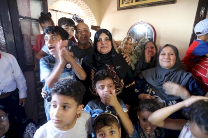 بالصور: الطالبة مها الحسيني 51 عام تحتفل مع عائلتها بعد حصولها على معدل 91.9