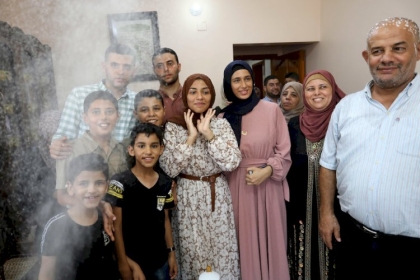بالصور: الطالبة ألاء أحمد  تحتفل بالنجاح مع عائلتها وسط أجواء من الفرح والسرور