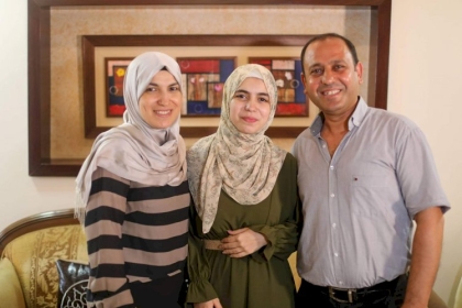 بالصور| أجواء الفرحة في منزل عائلة الطالبة أسيل الحلبي من قطاع غزة الأولى مكرر على مستوى الوطن في الفرع الأدبي