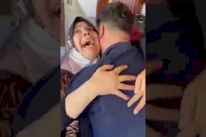 شاهد..فرحة أم حصل ابنها علي 99%  بالثانوية العامة