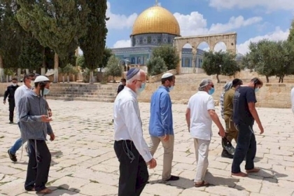 عشرات المستوطنين يقتحمون باحات المسجد الأقصى