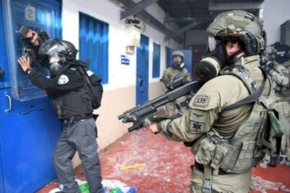 "هيئة الأسرى": وحدات القمع تقتحم قسم (2) في سجن النقب وتعتدي على الأسرى