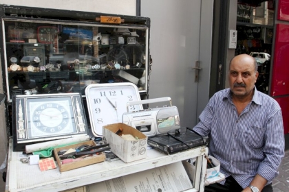 "أبو نادر" أقدم ساعاتي في سوق الزاوية القديم بغزة يتحدى الزمن والظروف الصعبة
