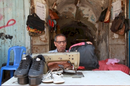 بالصور: إسكافي فلسطيني يعيد الحياة للأحذية والحقائب المهترئة منذ 40 عاماً في مدينة غزة