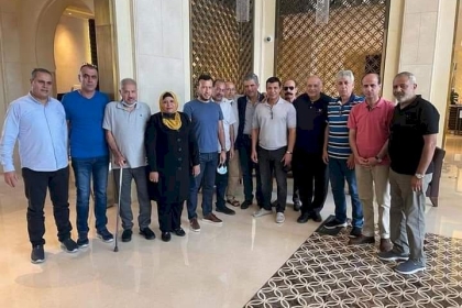 كوادر ونشطاء  تيار الإصلاح الديمقراطي يتفاعلون مع صوراً لقيادة التيار على هامش اجتماعهم السنوي