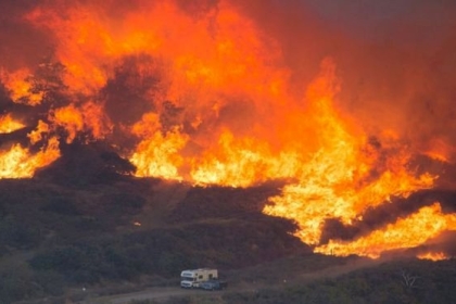 الحكومة البريطانية تصف حرائق الغابات في الجزائر بـ"الحرائق المروعة"