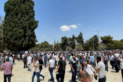 بالصور: 40 ألف مصلٍ أدوا صلاة الجمعة اليوم في المسجد #الأقصى المبارك