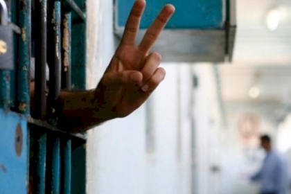 6 أسرى يدخلون أعوامًا اعتقالية جديدة بسجون الاحتلال