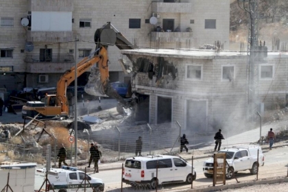 الاحتلال يهدم أساسات مسجد وبئر مياه جنوب الخليل