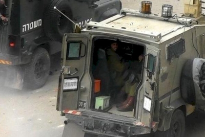 شاهد: انقلاب جيب عسكري اسرائيلي في طوباس بعد رشقه بالحجارة