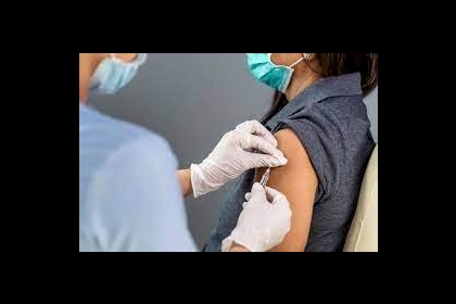 إسرائيل تبدأ بإعطاء الجرعة الثالثة من اللقاح لمن هم فوق ثلاثين عامًا