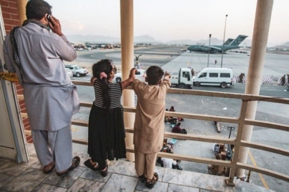 انفجار خارج مطار كابول وإصابة جنود أمريكيين