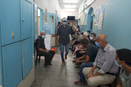 العبادلة: لن نتجه للإغلاق فهو مضر بالتعليم.. والتطعيم هو الحل