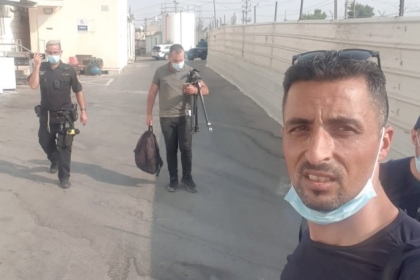الخليل: قوات الاحتلال تُفرج عن الصحفيين بعد احتجازهم والاعتداء عليهم بالضرب  بمسافر يطا