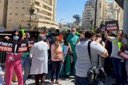 مئات الأطباء في إسرائيل يحتجون على الازمة المالية للمستشفيات