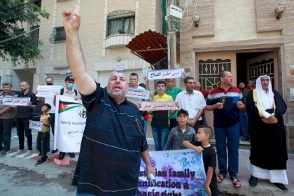 بالصور: المواطن قمحية يحرمه الاحتلال من زوجته والذريعة" لم الشمل"