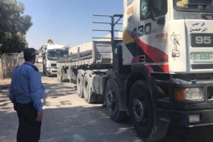 بالصور: بعد منع دام أكثر من 3 شهور.. الاحتلال يسمح بدخول حديد البناء لغزة 