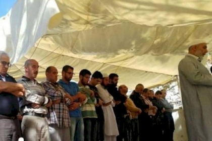 مواطنون يؤدون صلاة الجمعة في خيمة التضامن بمسافر يطا