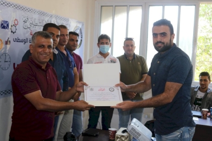 المكتب الحركي للاقتصاديين بحركة فتح محافظة الوسطى يختتم دورة التسويق الرقمي