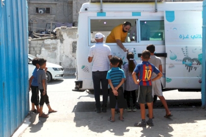 تقرير: "جيلاتي غزة" مثلجات مجانية توزع البسمة بين أطفال غزة