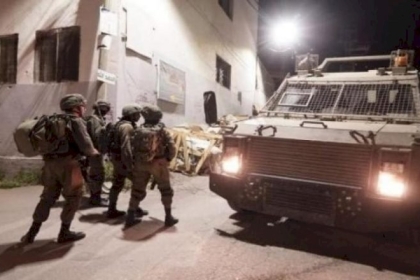 اعتقالات ومداهمات خلال اقتحامه بلدة يعبد