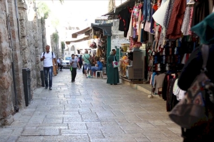 قوات الاحتلال تعتقل شابا وتبعد آخر عن البلدة القديمة