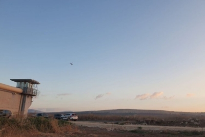 توتر شديد يسود سجن النقب إثر اقتحام وحدات القمع غرفة عم الشهيدين الريماوي