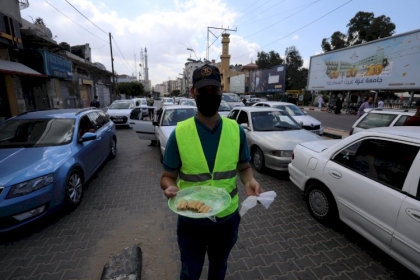 بالصور: فلسطينيون يوزعون الحلويات عقب فرار 6 أسرى من سجن الجلبوع