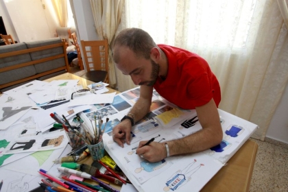 بالصور: أول مصمم أزياء للرجال بغزة يطَوّعَ دراسته لتكنولوجيا المعلومات في الترويج لمتجره الخاص