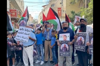 ‫وقفة مساندة للأسيرين ناصر أبو حميد وعلاء الأعرج في طولكرم