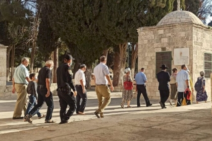 مستوطنون يقتحمون المسجد الأقصى بحماية قوات الاحتلال