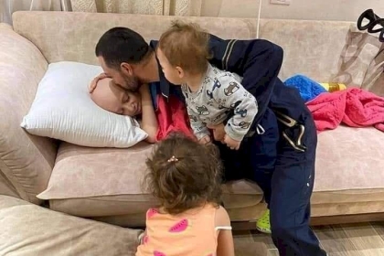 الخليل: أب فلسطيني يودع نجله المصاب بالسرطان قبيل اعتقاله من جيش الاحتلال