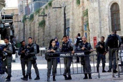 الاحتلال يُحاصر البلدة القديمة وينشر عدة حواجز في أحيائها