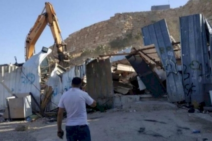 سلطات الاحتلال تخطر بهدم 5 منازل ووقف البناء في غرفة زراعية غرب سلفيت