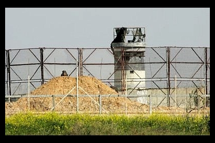 قوات الاحتلال تستهدف المزارعين شرق محافظتي خان يونس والوسطى