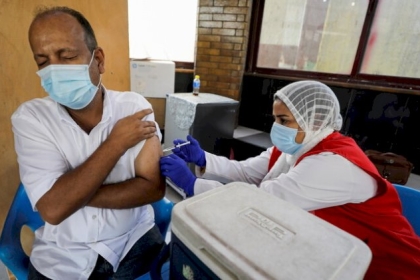 بدءاً من اليوم .. مصر تمنع دخول الموظفين غير المطعمين