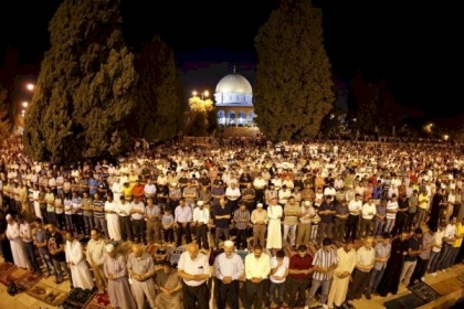 رغم التشديد: المئات يؤدون صلاة الفجر بالأقصى