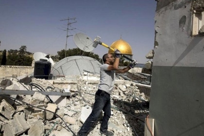 الاحتلال يُجبر مقدسيًا على هدم منزله في جبل المكبر