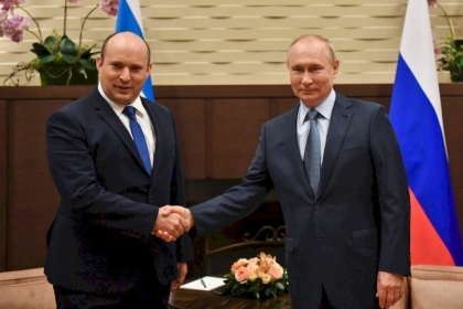 إذاعة عبرية: بوتين طلب من بينيت توخي الحذر خلال الهجمات في سوريا منعًا لضرب جنوده