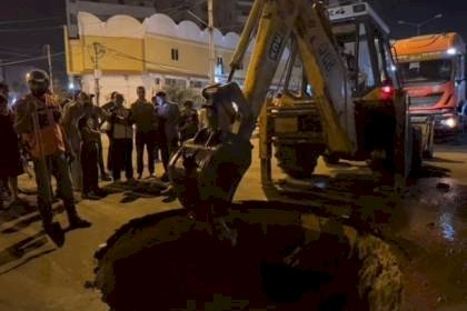 صور: انفجار خط صرف صحي في شارع الرشيد غربي غزة بفعل العدوان الأخير