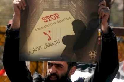 تقرير: إسرائيل تحطم الرقم القياسي منذ 30 عاما في الاعتقال الإداري للفلسطينيين